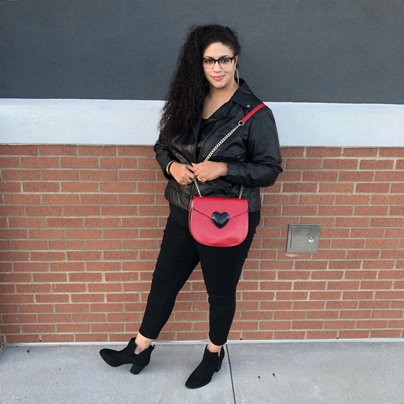 Adorable Shoulder Bag With Heart Shaped Design - Picture 5 of 8